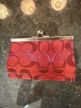 Source Unknown Red Jacquard Frame Clutch with Kiss-Lock